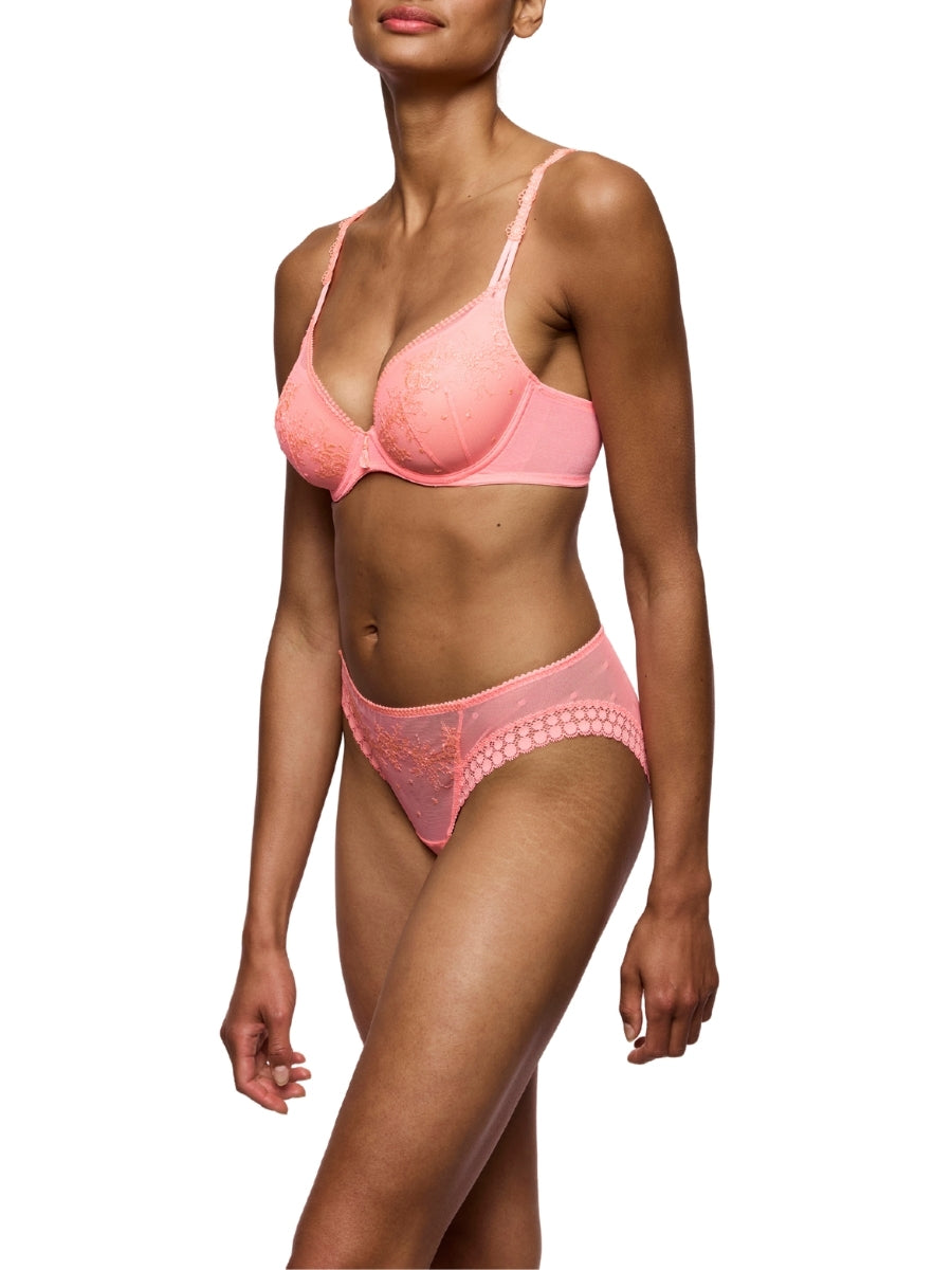 Annaelle Rio Brief